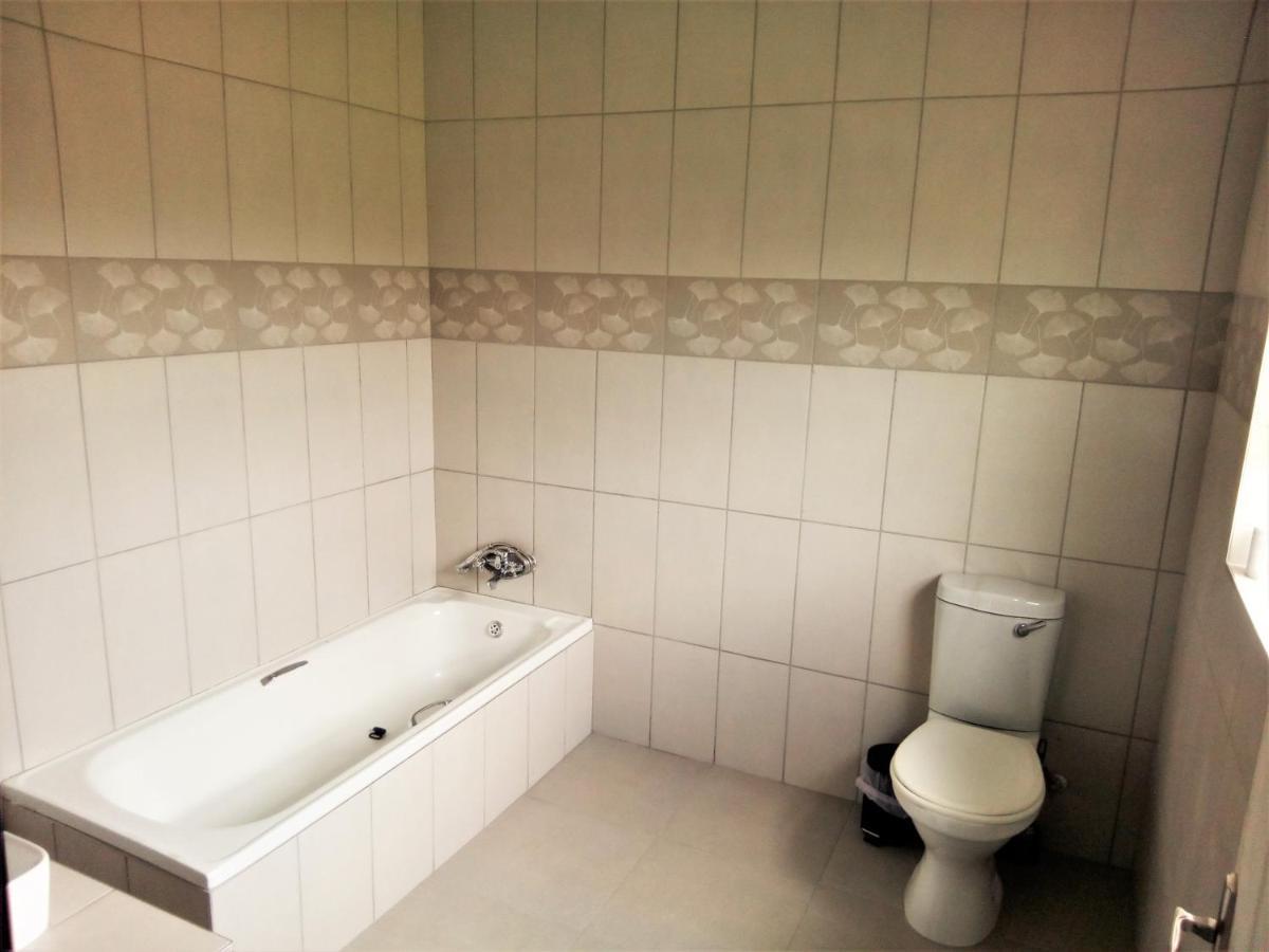 Afrikawisa At O.R. Tambo International Airport Bed & Breakfast Kempton Park Room photo